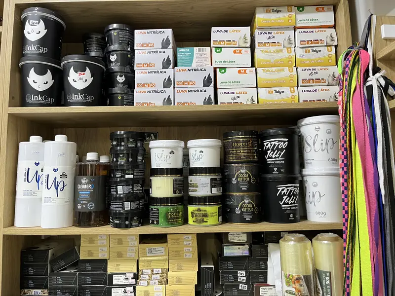 Luvas, potes de proteção e produtos de higienização para tatuagem na PHD Tattoo
